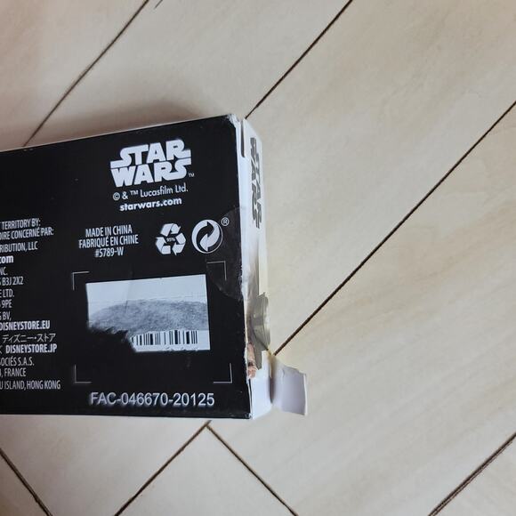 Disney Star Wars Mandalorian Special Edition Collectible Green Key Grogu - Picture 11 of 13